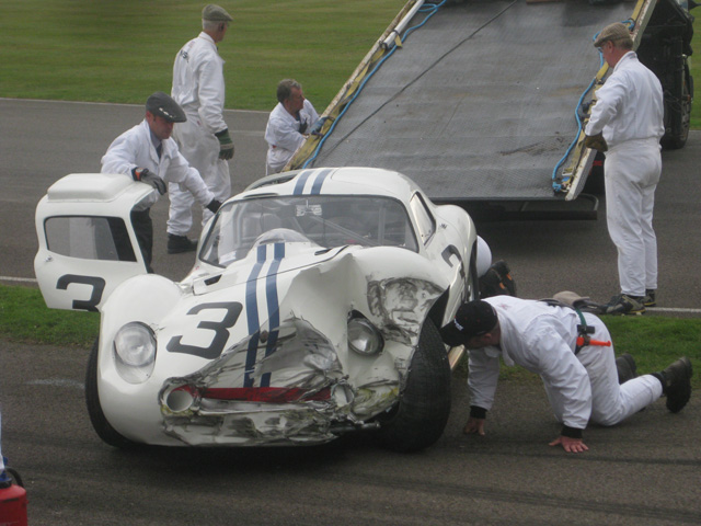 Goodwood ger verkligen racingpubliken vad den vill ha och f�rarna ger allt - del 3